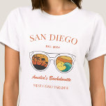 T-shirt Retro Beach Bachelorette Party filles Voyage Perso<br><div class="desc">Faites un peu de plaisir à votre prochaine soirée de bachelorette avec ce magnifique jeu de maillots de plage personnalisés. Que vous fêtiez un voyage à la plage, des vacances pour les filles ou des vacances pour les meilleurs amis, ces t-shirts personnalisés pour les fêtes de bachelorette de plage sont...</div>