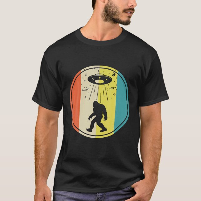 T-shirt Retro Bigfoot Sasquatch Alien UFO Lover (Devant)