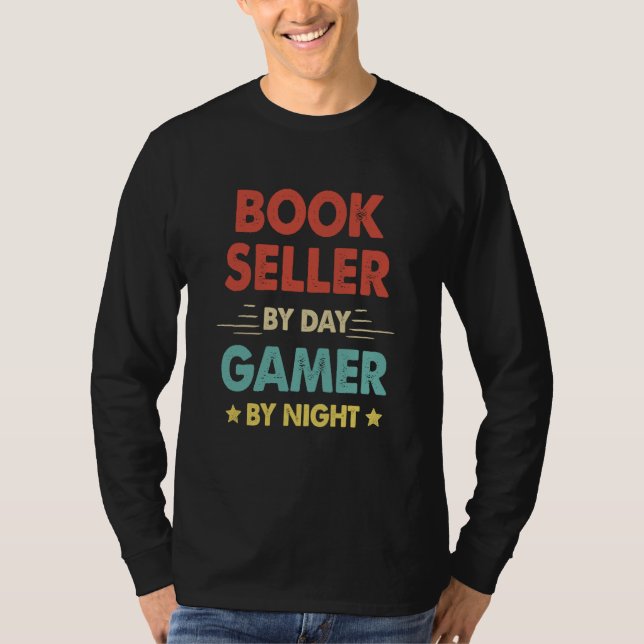 T-shirt Retro Book Seller By Day Gamer By Night (Devant)
