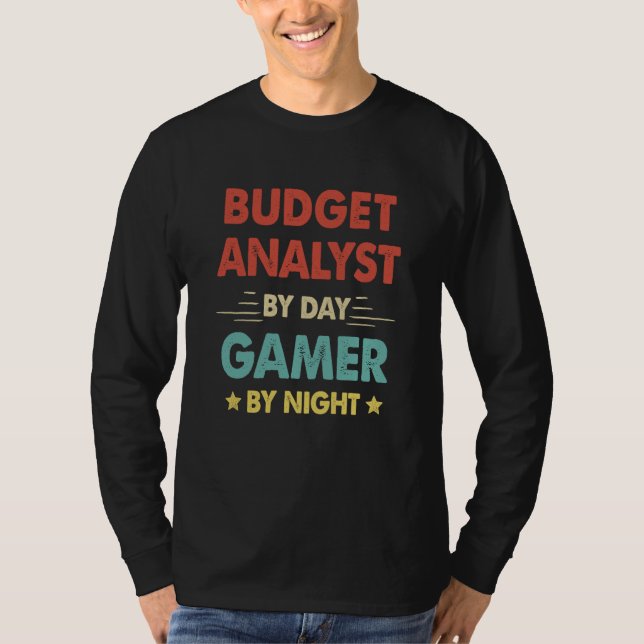 T-shirt Retro Budget Analyst By Day Gamer By Night (Devant)