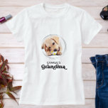 T-shirt Retro Chien GRANDMA Personnalisé Chien Chien Photo<br><div class="desc">Grand-mère de chien... Surprenez votre grand-mère de chien préférée cette fête des mères, Noël ou son anniversaire avec ce super mignon t-shirt personnalisé photo animal de compagnie. Customisez cette petite-chemise de chien avec les photos préférées de votre chien, et le nom. Cette petite-mère de chien est un must pour les...</div>