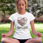 T-shirt Retro Cute Chat Maman Coeur Photo<br><div class="desc">Laissez votre chaton vous montrer l'amour de cette journée de mères avec ce T-shirt Cool Retro Cat Mom ! Doté d'une photo de votre bébé en fourrure en forme de coeur d'amour, de fleurs blanches mignonnes inspirées des années 60 et d'un texte vintage lisant "Cat Mom", ce t-shirt élégant est...</div>