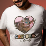T-shirt Retro Cute Chat Papa Coeur Photo<br><div class="desc">Laissez votre chaton vous montrer l'amour de cette fête des pères avec ce T-shirt Cool Retro Cat Papa ! Doté d'une photo de votre bébé en fourrure en forme de coeur d'amour, les années 60 inspiré des étoiles blanches super et texte vintage lisant "Papa chat", ce t-shirt élégant est personnalisé...</div>