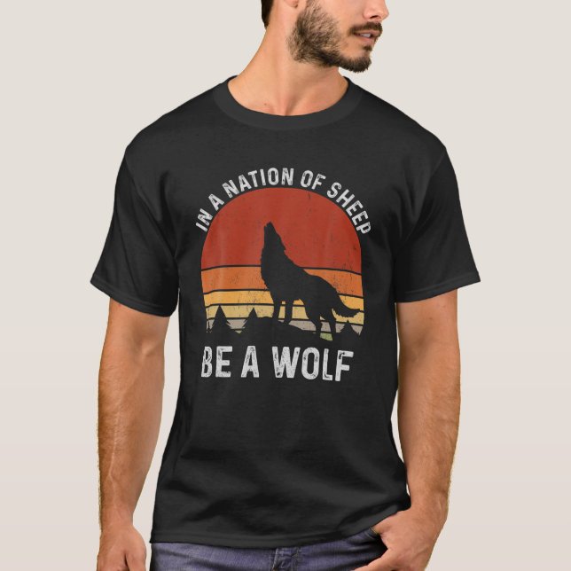 T-shirt Rétro Dans Une Nation De Moutons Soyez Un Loup, An (Devant)