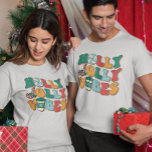 T-shirt rétro de Noël Holly Jolly Vibes<br><div class="desc">Cette conception peut être personnalisée en choisissant l'option Modifier la conception. Vous pouvez également transférer sur d'autres objets. Contactez-moi à l'adresse colorflowcreations@gmail.com ou utilisez l'option conversation en haut de la page si vous souhaitez avoir cette conception sur un autre produit ou avez besoin d'aide. Voir d'autres de mes dessins ou...</div>