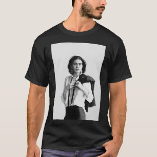 T-shirt Rétro Frida Kahlo portant une chemise blanche 