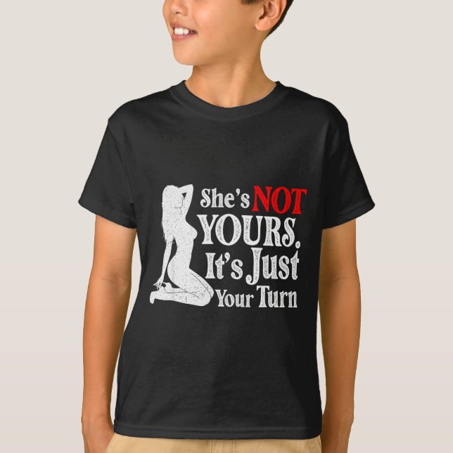 T-shirt Retro Funny Sarcastic She Is Not Yours It Is Just  (Devant)