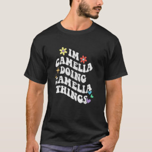 T-shirt Rétro Groovy Je suis Camelia Faisant des Choses de