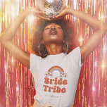 T-shirt Retro les années 70 Bride Tribe Bridesmaid Nom Bac<br><div class="desc">Amusez-vous à la fête de bachelorette avec ce t-shirt cool,  avec arc-en-ciel rétro,  marguerite,  police & texte personnalisé de votre choix. Ajoutez facilement vos propres détails en cliquant sur "personnaliser" cette option modèle.</div>