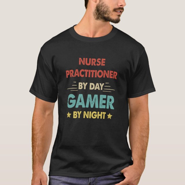T-shirt Retro Nurse Praticien Par Joueur De Jour Par Nuit (Devant)