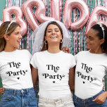 T-shirt Retro Script Heart Bridesmaid Bachelorette Party<br><div class="desc">Célébrez votre bachelorette avec ce t-shirt moderne et élégant,  avec un script et un coeur rétro.</div>