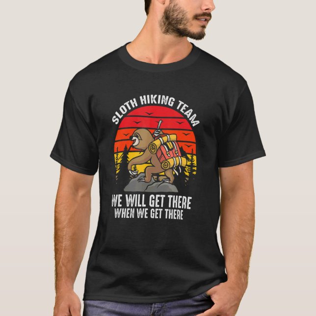 T-shirt Retro Sloth Hiking Team We'll Get There When We Ge (Devant)