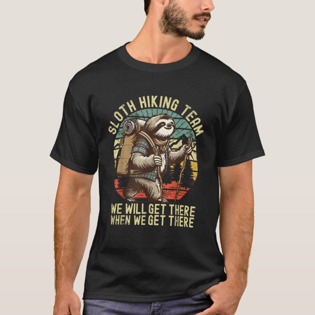 T-shirt Retro Sloth Hiking Team We'll get There When we ge (Devant)