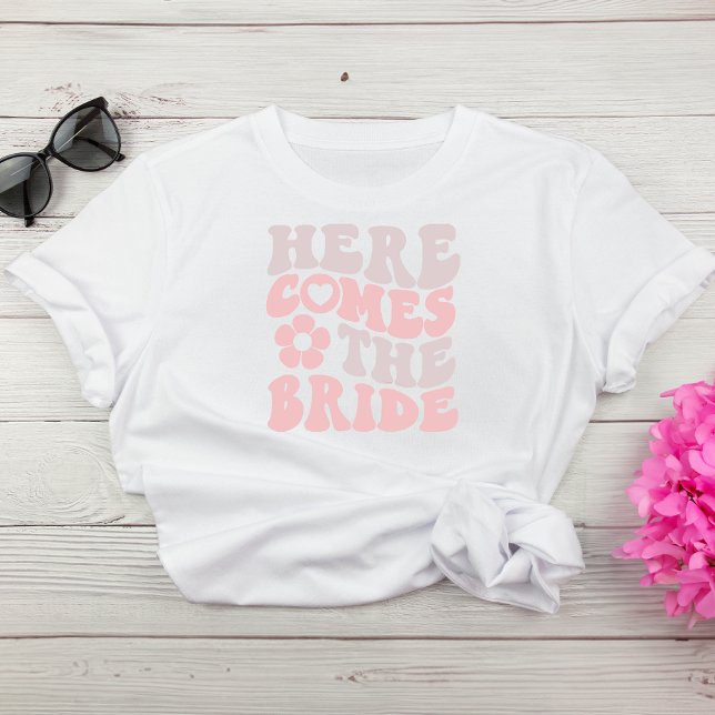 T-shirt Retro Voici La Mariée Bachelorette Party (Celebrate the bride-to-be in fun and style at her bachelorette party)