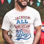 T-shirt Retrouvailles familiales patriotiques du 4 juillet<br><div class="desc">Célébrez le 4 juillet avec ce t-shirt patriotique avec le libellé "All American boy" en polices de style rétro rouge et bleu clair sur l'emblématique drapeau américain stars et rayures. Facile à personnaliser avec votre nom, ce t-shirt est parfait pour toute 4 juillet fête ou réunion de famille, ou même...</div>