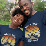 T-shirt Retrouvailles familiales personnalisées Tournée de<br><div class="desc">Ce coucher de soleil vintage orange cool sur des montagnes rocheuses dans la nature fait une belle image pour un ensemble de t-shirts customisés pour une réunion de famille, un voyage sur la route ou des vacances d'été. Commémorez votre semaine de vacances avec des tee - shirts assortis pour maman,...</div>