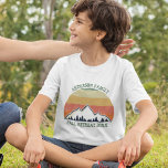 T-shirt Retrouvailles familiales Retraite d'automne person<br><div class="desc">Des t-shirts cool personnalisés pour les enfants retrouvailles familiales pour un rassemblement d'automne avec cousins, tantes, oncles et grands-parents. Commandez de mettre en correspondance les tee - shirts d'enfants pour toute l'équipe avec votre nom de famille et l'année en vert autour de la belle image du coucher de soleil d'automne...</div>