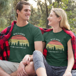 T-shirt Réunion en famille Camping sur mesure Voyage Forêt<br><div class="desc">Cool assorti aux t-shirts de réunion familiale pour tout le groupe à porter à un repas de pique-nique dans la nature. Ces tee - shirts de famille personnalisés disposent d'un beau coucher de soleil vintage sur une forêt de jolis arbres sous votre texte personnalisé.</div>