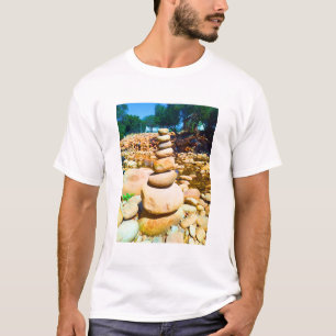 T-shirt rochers à l'équilibre paisible