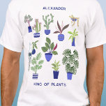 T-shirt Roi des Plantes Personnalisé<br><div class="desc">Parfait pour tous ceux qui ont un pouce vert ou des doigts, ce design personnalisé King of Plante dispose d'un motif d'usine amusant, avec des cactus colorés, succulents, et d'autres plantes dans des pots de plante bleu marine et cobalt. Idéal pour tout jardinier ou plante. Modifiez le nom et le...</div>