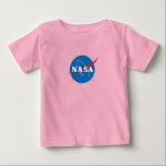 T-shirt rose bébé Iconique NASA (6-24 mois)<br><div class="desc">Cet article est sans conteste le symbole de notre époque : l'insigne classique de la NASA. Un symbole audacieux qui, comme la NASA elle-même, ne connaît aucune limite. Immédiatement reconnaissable à travers le monde, l'Insignia de la NASA a longtemps défendu le progrès, l'innovation, et le type d'audace et d'audace quasiment...</div>