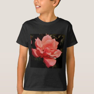 T-shirt rose de pêche et détritus