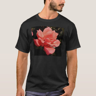 T-shirt rose de pêche et détritus