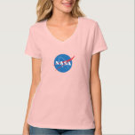 T-shirt rose féminin Iconic de la NASA (ajusté, V)<br><div class="desc">Cet article est sans conteste le symbole de notre époque : l'insigne classique de la NASA. Un symbole audacieux qui, comme la NASA elle-même, ne connaît aucune limite. Immédiatement reconnaissable à travers le monde, l'Insignia de la NASA a longtemps défendu le progrès, l'innovation, et le type d'audace et d'audace quasiment...</div>