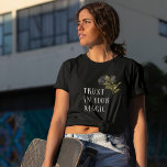 T-shirt Rose gothique Confiance Dans Votre Magie<br><div class="desc">T-shirt gothique et foncé avec illustration de roses noirs avec un texte qui dit "faites confiance à votre magie".</div>