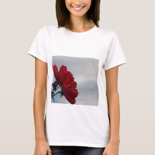 T-shirt Roses rouges contre un ciel bleu vif