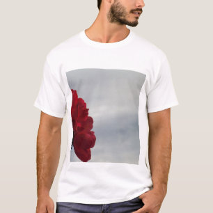 T-shirt Roses rouges contre un ciel bleu vif