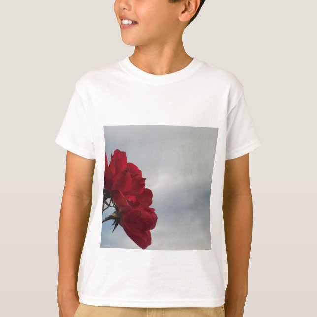 T-shirt Roses rouges contre un ciel bleu vif (Devant)