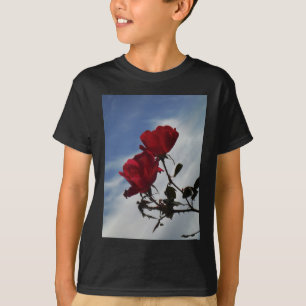 T-shirt Roses rouges contre un ciel bleu vif