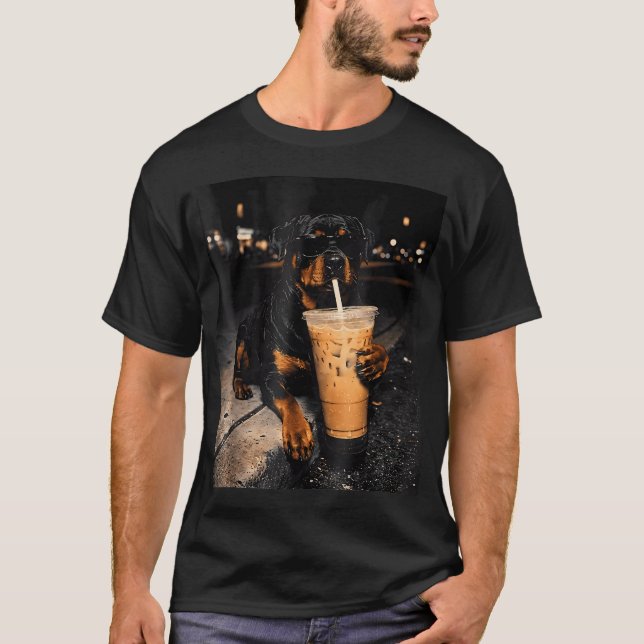 T-shirt Rottweiler buvant un café glacé, drôle d'animal (Devant)