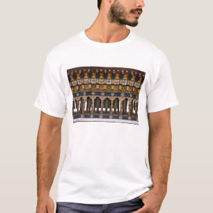 T-shirt Roues de prière dans une petite place publique