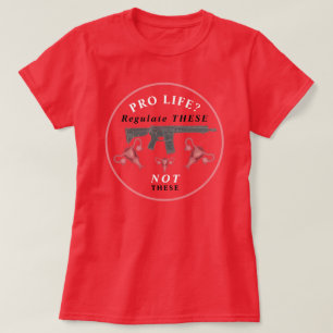 T-shirt rouge contre l'arme d'attaque Pro Choice C