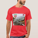 T-shirt Route 66 Catoosa Blue Whale Christmas Santa Hat<br><div class="desc">Visiter la Baleine Bleue de Catoosa,  Oklahoma le long de la Route 66 est magique à tout moment de l'année. Le favori de Roadside America est normalement vu porter un casquette de baseball. Cependant,  pour Noël cette image d'imaginaire montre la baleine portant un chapeau de Père Noël.</div>