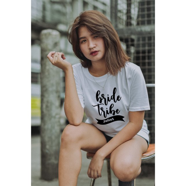 T-shirt Ruban personnalisé avec nom écriture moderne Bride (Créateur téléchargé)