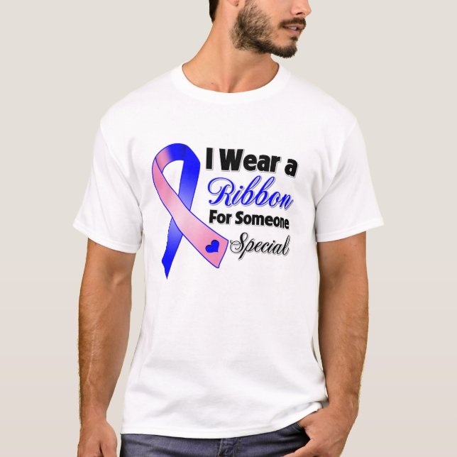 T-shirt Ruban pour cancer du sein masculin Quelqu'un spéci (Devant)