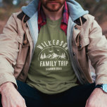 T-shirt Rustic Family Trip Cabine Woods Retro<br><div class="desc">Un T-shirt rustique et moderne avec un design branché de massif forestier avec pins,  bois et oiseaux entouré de votre nom de famille personnalisé,  un nom personnalisé du voyage,  ainsi que la date des vacances.</div>