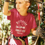 T-shirt Rustic Family Trip Cabine Woods Retro<br><div class="desc">Un t-shirt rustique moderne avec un design branché de chaîne de montagnes de forêt avec pins,  bois et oiseaux entourés de votre nom de famille personnalisé sur l'arrière - plan imprimé panneau de bois foncé,  un nom personnalisable du cabine de voyage,  ainsi que la date des vacances.</div>