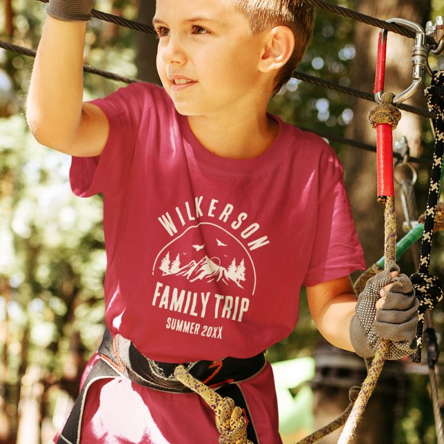 T-shirt Rustic Family Trip Cabine Woods Retro (Spruce up for next family trip with these cute, rustic T-shirts with your family name on it!)