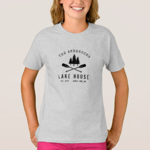 T-shirt Rustic Lake House Boat Oars Trees Nom de famille