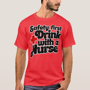T-shirt Safety First Drink avec une infirmière