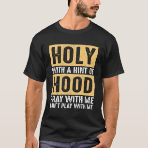 T-shirt Saint Avec Une Légende De Hood Priez Avec Moi Ne J