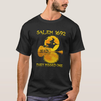 T-shirt Salem 1692 Ils Ont Manqué Une Sorcière Riding Sall