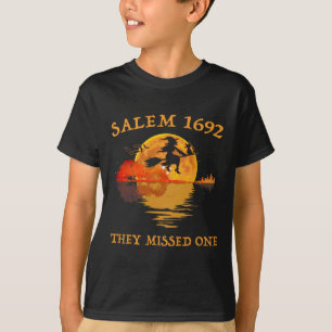 T-shirt Salem 1692 Ils Ont Manqué Une Sorcière Riding Sall