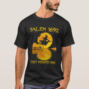 T-shirt Salem 1692 Ils Ont Manqué Une Sorcière Riding Sall