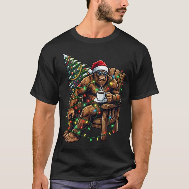 T-shirt Santa Bigfoot Drinking Coffee Christmas Tree Xmas  (Devant)