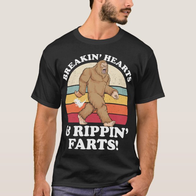 T-shirt Sasquatch Breakin Hearts & Rippin Farts! Bigfoot F (Devant)